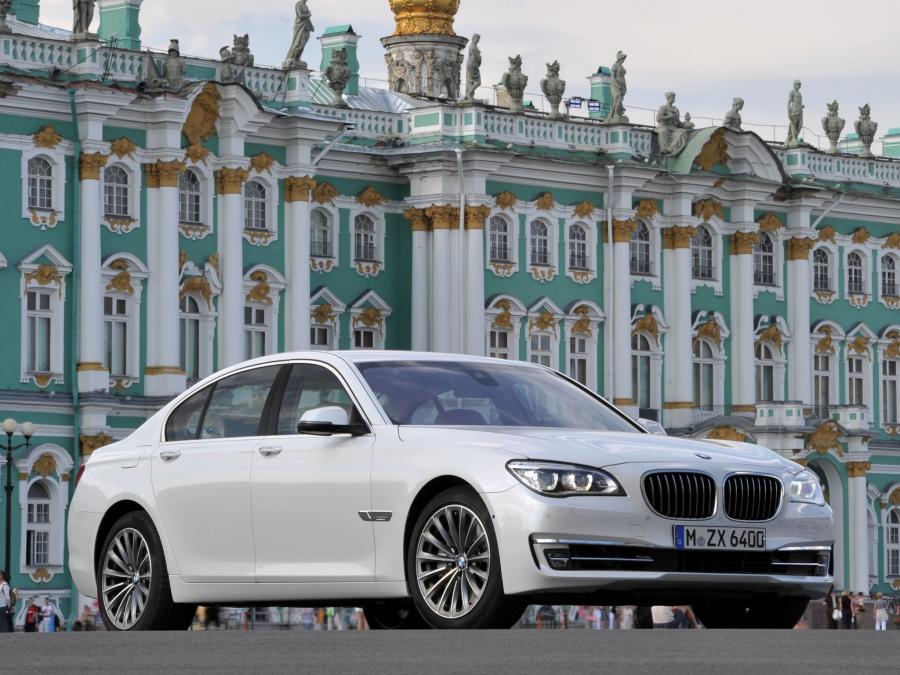  BMW 750i 2012 года  (фото 11 из 16)